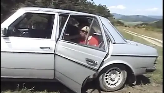 Şehvetli bir bebek ve iki sert yaraklı adamla biseksüel sikiş seansı
