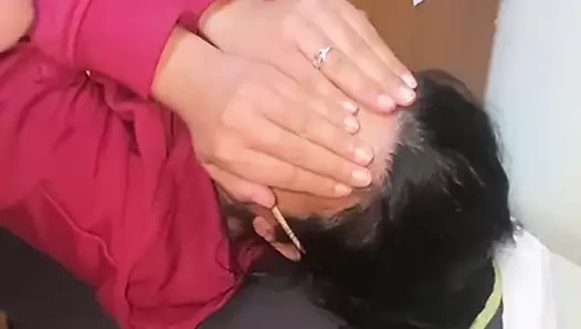 Utangaç kapüşonlu bayan yarak oynuyor ve emiyor