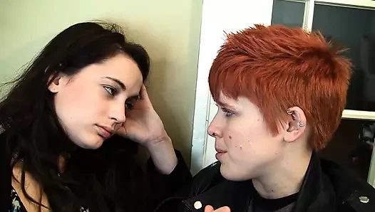Lily Cade ve Georgia Jones dönüşen ateşli lezbiyenler