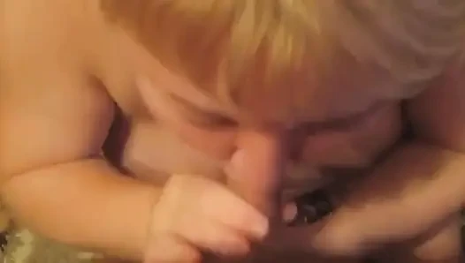 Sarkık memeli yaşlı sürtük önce ağzından sonra götten sikiliyor