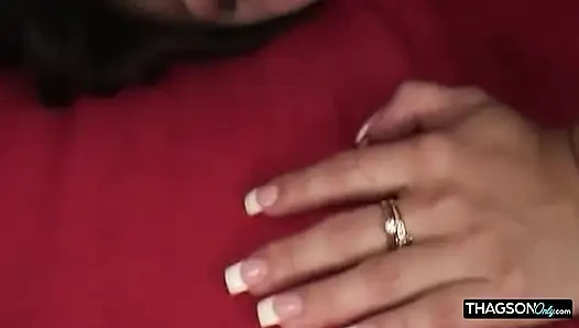 Azgın orta yaşlı seksi kadın yoğun parmakla sikiş seansından ıslak
