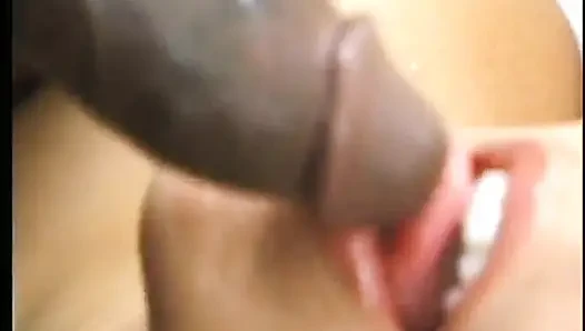 Edepsiz küçük fahişe yarak emerken sikiliyor