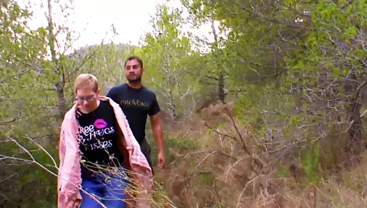 Sarışın Jorge Freitas'a anal seks yapıyor ve derinden sakso çekiyor