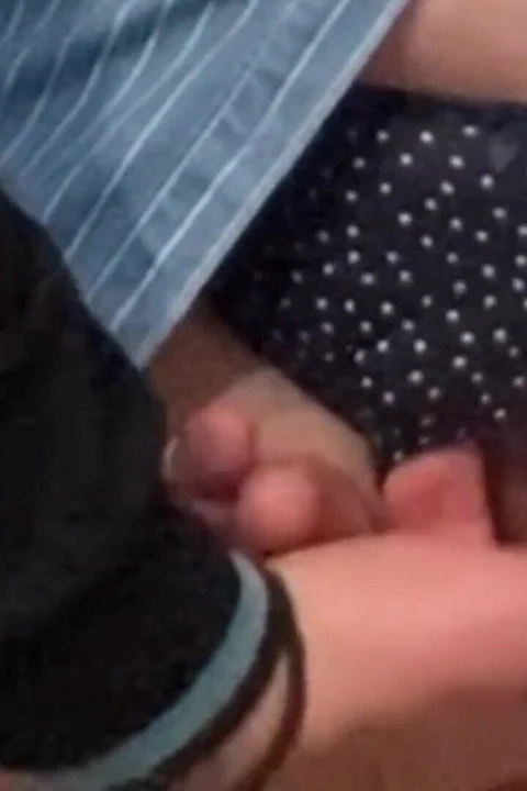 Ateşli sulu amcık metroda tamamen yabancı tarafından parmaklanıyor