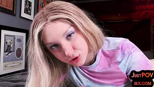 Göğüslü amatör bebek bakış açısıyla edepsizce konuşurken sikiliyor