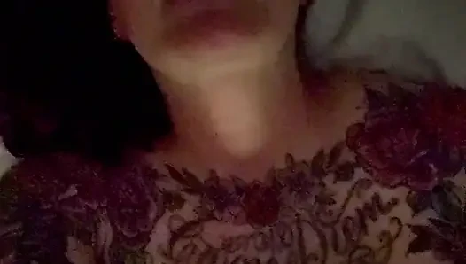 Gecenin ortasında mastürbasyon yapıyor ve çok sert boşalıyor