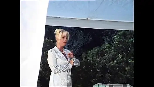 Sarışın azgın sürtük çifte penetrasyondan önce aynı anda üç sert yarak emmeye hevesliydi