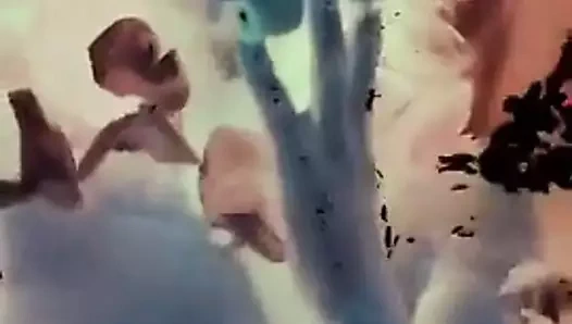 Lil sapıkça suda oynarken seksi erotik filtreler selfie