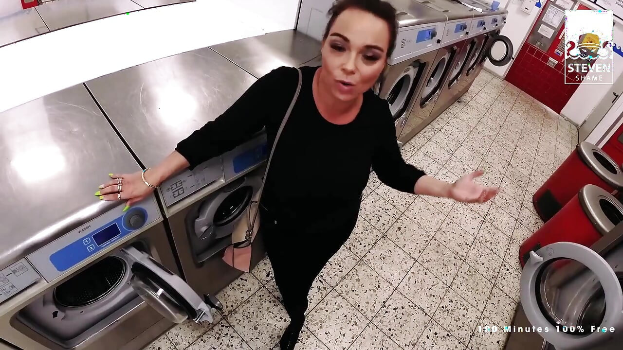 Tombul orta yaşlı seksi kadın edepsiz priscilla açık havada sert sikilmeyi seviyor! StevenShame