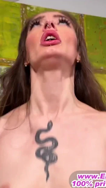 Эпический момент из "Немецкая худенькая тинка со страстью трахается дома в любительском видео"