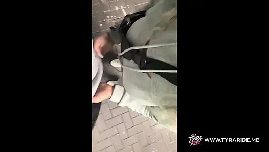 Yeşil iç çamaşırlı dövmeli büyük memeli esmer poz veriyor