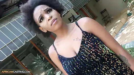 Bestelenmiş kalmak için çok çabaladı ama bu zenci orta yaşlı seksi kadın onu yalnız kaldığım anda tüm kontrolünü kaybetti