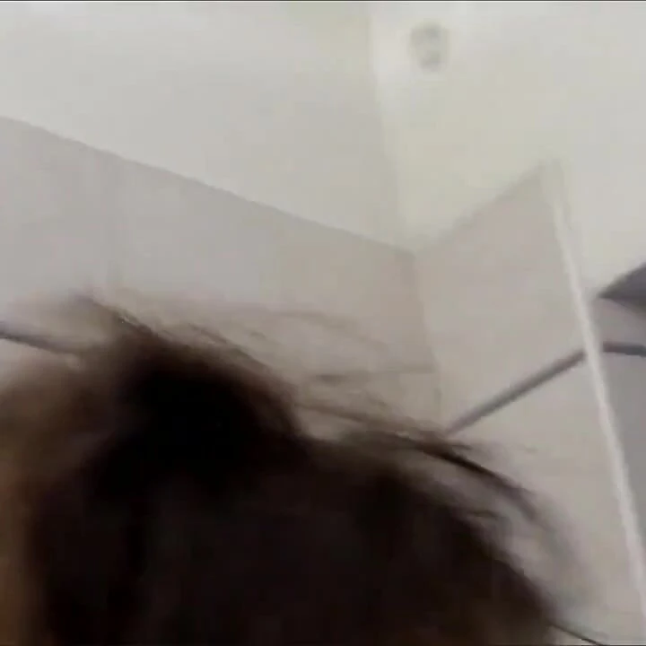 Güzel orta yaşlı seksi kadın canlı işiyor ve amcık küçük bir yarakla açılıyor