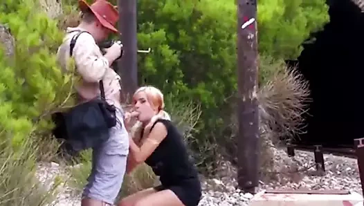 Cette BLONDE se fait fourrer les deux trous a la plage