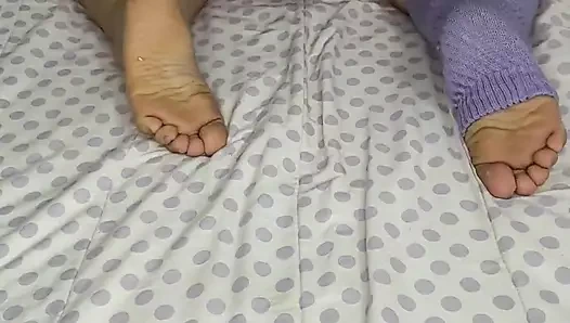 Büyük götlü üvey annemi yatakta taytla oynarken kaydediyorum