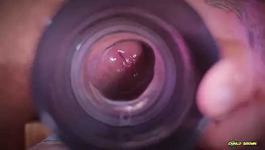 Büyük bir yük vurana kadar yavaş ve tutkulu lanet ederken sahte kedimin içinden yakın çekim görünümü. Fleshlight içinde boşalmak.