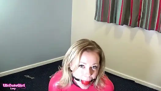 Lateks elbise öğürüyor, amcık kıskaçlı ve kendini kırbaçlıyor