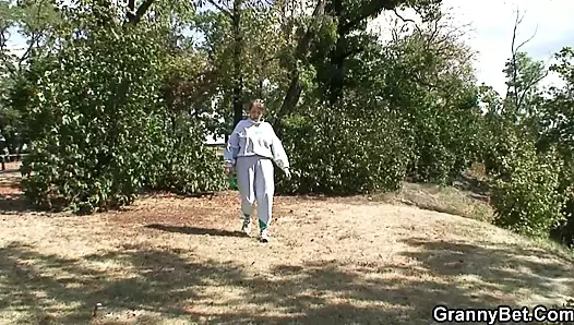 Yabancı, 70 yaşındaki büyükanne yaralı busty iyileştiriyor