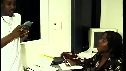 Siyah çift ofiste sert sikişmeye ara veriyor