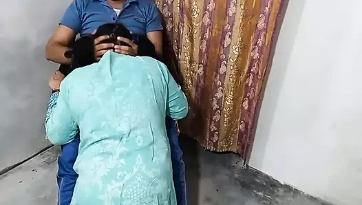 Öğretmen öğrencisine Hintçe bir matematik sorunu videosunu nasıl çözeceklerini anlattı