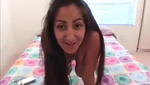Güzel büyük memeli güzel esmer amcığını yarakla dolduruyor