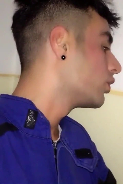 İşçi iş yerinde kalın yarağını sıvazlıyor