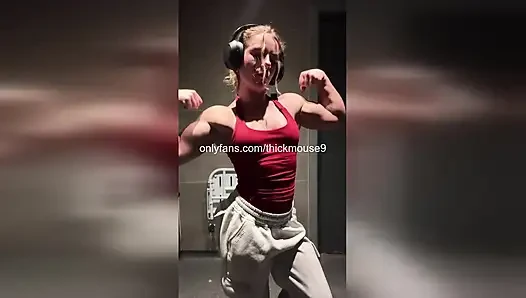 Tiktok kazası: kaslı 18 yaşındaki kız ıslak amcığını canlı olarak teşhir ediyor!