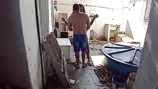 Arka bahçede temizlikçi kadına ateşli bir şekilde sokuyor