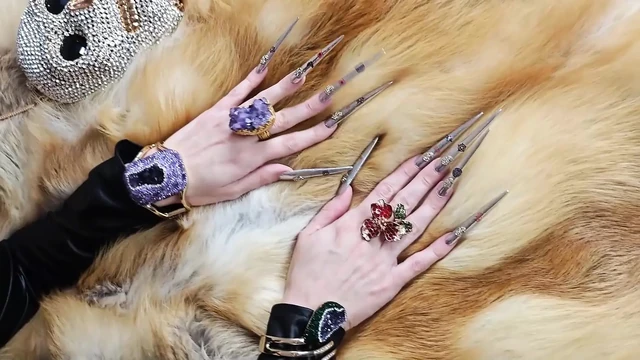 Son derece uzun stiletto tırnaklar ve deri çizmelere tapma