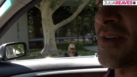 Sarışın genç kız sakso çektikten sonra canavar bir yarakla sikilirken inliyor