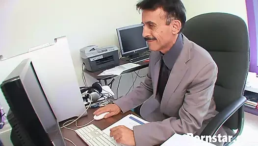 Azgın sekreter Jennifer White amcığı sert sikiliyor