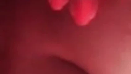 Büyükanne büyük çizmeleriyle oynuyor