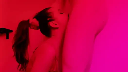 Ritzy Rain devasa seks oyuncaklarıyla oynuyor ve bunun için idrar içme, yumruklama ve vajina dövüşle cezalandırılıyor