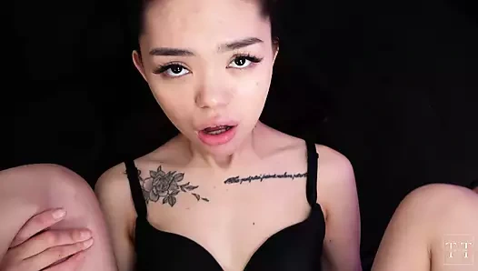 Benim gibi sıska Asyalı kızlarla sikişmeyi seviyor