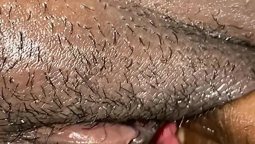 İçine boşalana kadar komşumun şişman ıslak amını sikiyorum ve parmaklıyorum