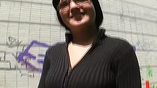 Busty koyu saçlı bebek itibaren Germany tapıyor emme bir sert horoz