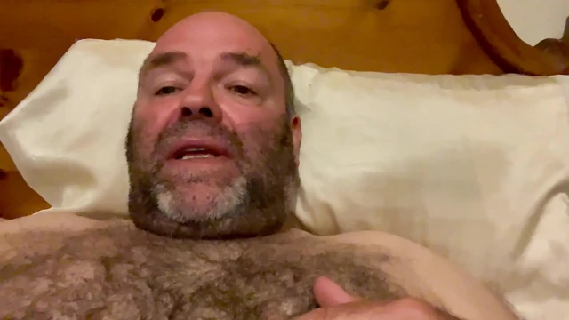 Lanista Bear kırmızı ham cilt isteği nedeniyle kasıklarını dölliyor ve yatıştırıyor
