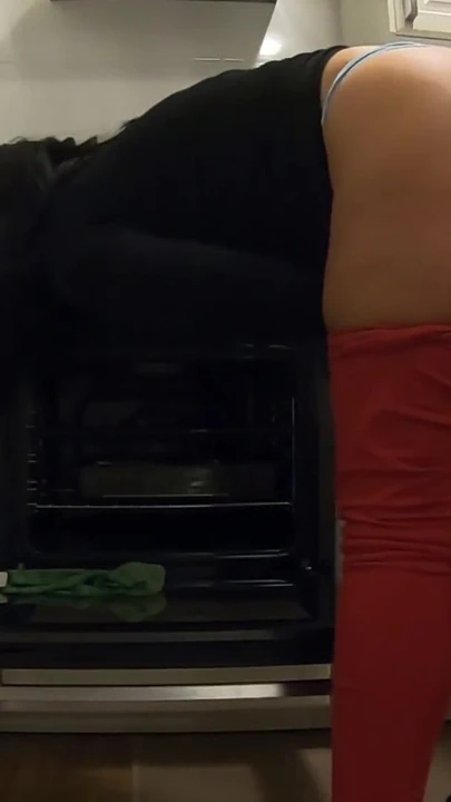 Обязательный для просмотра момент из "В ожидании своей подруги, я трахнул ее мачеху убирать на кухне, она позволяет мне сделать это и"