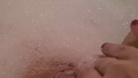 Eva 32 aus NRW reibt sich in der Wanne die Fotze