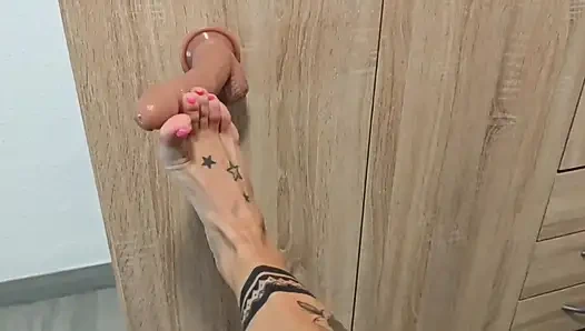 Pembe tırnaklı ayak fetişi büyük bir yarağa mastürbasyon yapıyor ve sikişiyor