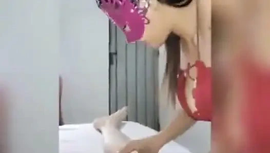 Komşumla ucuz bir motele gittim ve oradan en iyi arkadaş oldum ve şimdi her gün sikişiyoruz o çok büyük memeli bir adam