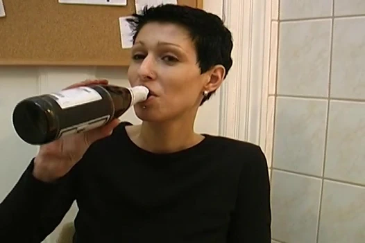 Ince Alman sürtük gets ona yüz kapalı ile boşalmak sonra bir derin sikme