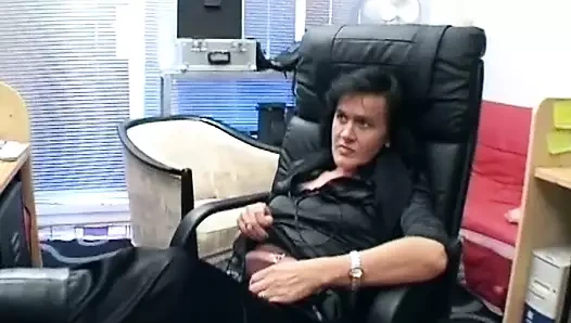 Tombul Alman orta yaşlı seksi kadın bakış açısıyla dolu bir penisi memnun ediyor