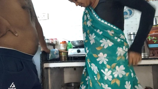 Bhabhi green saree mein cudai Apne Dewar ke sath kichen mein