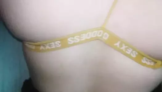 Sarı tangalı ve siyah gömleğiyle domalırken telefonda filme alıyorum