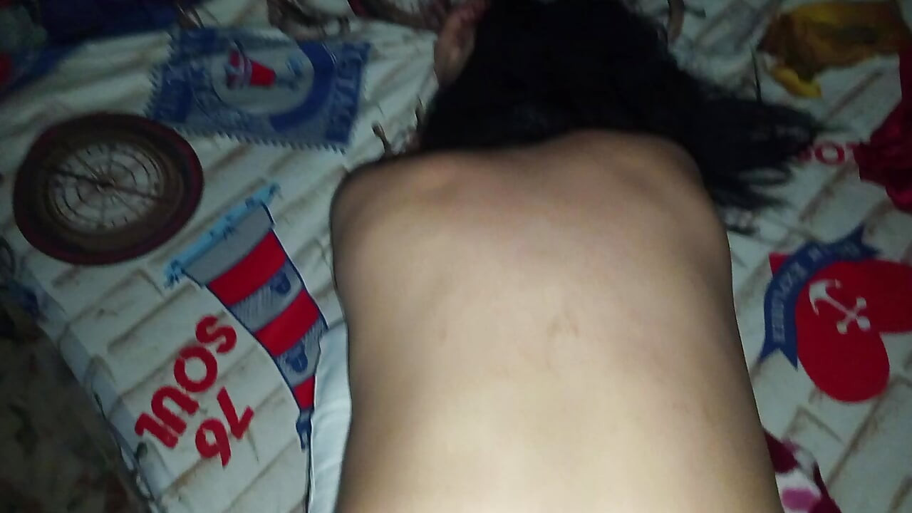Ateşliyim ve büyük götüme sokmalarına bayılıyorum