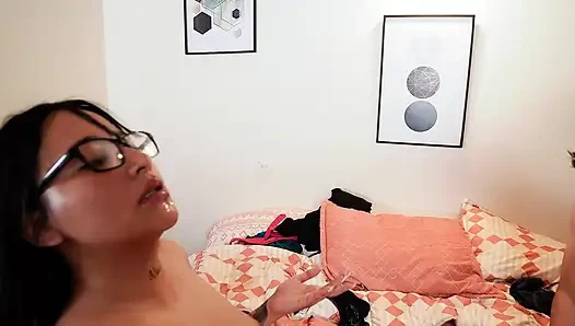 İki çok ateşli Latinli kızın sevişmek ve bolca sütle doldurmak istediği üçlü