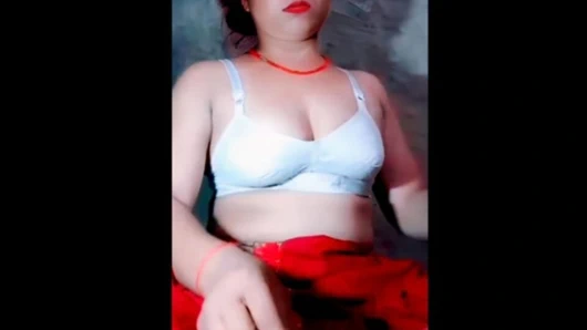 Ateşli seksi kız yarağını görüyor ve seni sikmek istiyor