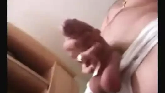 Yakışıklı adam ile büyük taşaklar ve kalın horoz mastürbasyon üzerinde cam
