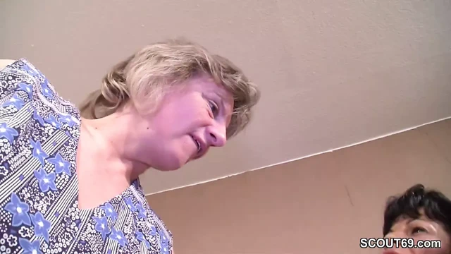 Direkt vor der Stief-Mutter gefickt und sie macht mit